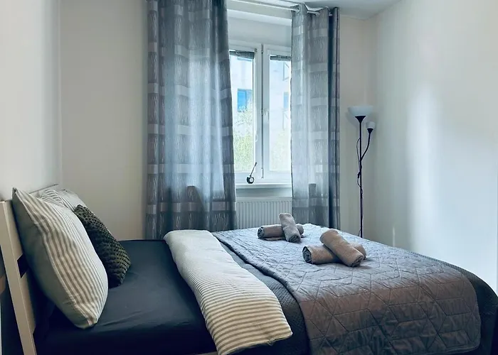 Cozy Place With A Balcony 아파트